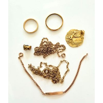 beaucoup de bijoux en or sur une surface blanche