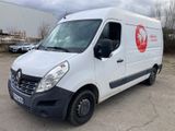 La camionnette blanche est garée sur le parking près de l'immeuble.
