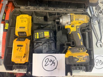 de nombreux outils différents dans une boîte sur laquelle est apposée une étiquette de prix