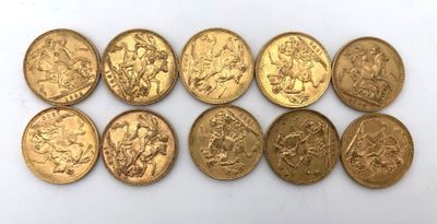 un tas de pièces d'or posé sur une surface blanche