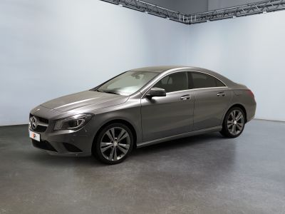 La Mercedes CLA est garée dans une grande pièce aux murs blancs.