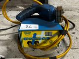 un tuyau bleu et jaune raccordé à un tuyau jaune et noir