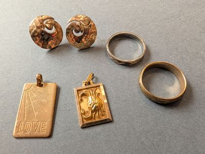 Ensemble de bijoux fantaisies comprenant une paire de boucle…