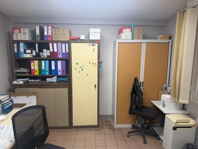 une pièce avec un bureau, une chaise et une bibliothèque