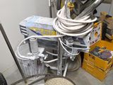 une photo d'une pièce remplie d'outils et de matériel
