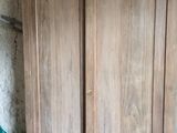 un sac bleu posé par terre à côté d'une armoire en bois