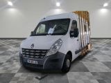 une camionnette blanche garée dans une pièce