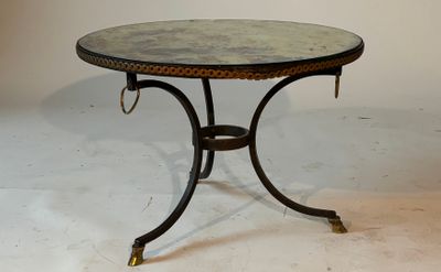 une petite table avec un plateau en verre, posée sur un meuble blanc