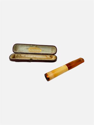 une cigarette et un étui à cigarettes sur fond blanc