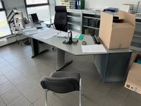 un grand bureau arc en stratifié gris à trois tiroirs