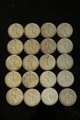 un grand nombre de pièces de monnaie qui se trouvent sur une surface noire