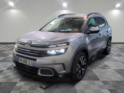 le nouveau suv de citrole est garé dans une salle d'exposition