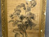 tableau représentant un bouquet de roses dans un cadre doré sur fond bleu