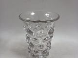 un vase en verre posé sur une table