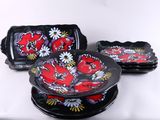 trois assiettes ornées de fleurs, posées sur une table