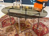 une table en verre avec un plateau en verre posée sur un tapis