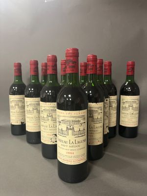 six bouteilles de vin sont alignées sur une table