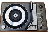a record player sitting on top of a turntable