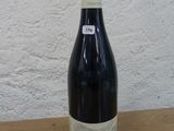 une bouteille de vin posée sur une table