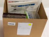 une boîte en carton contenant beaucoup de courrier