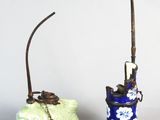 trois petits vases posés les uns à côté des autres