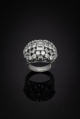 une bague en diamant et or blanc