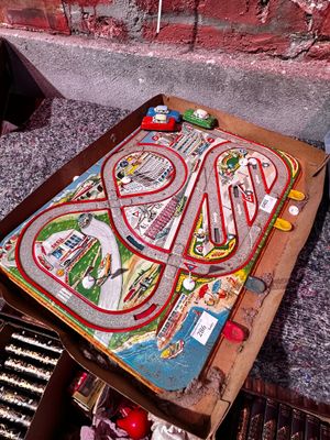 une boîte contenant un circuit de course miniature