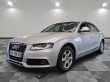 une image d'une voiture audi blanche dans une salle d'exposition