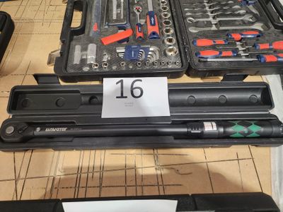 un grand nombre d'outils posés sur une table