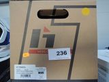 une boîte en carton sur laquelle est collé un autocollant
