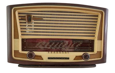 une radio à l'ancienne posée sur un meuble en bois