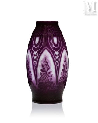 un vase violet posé sur une surface blanche