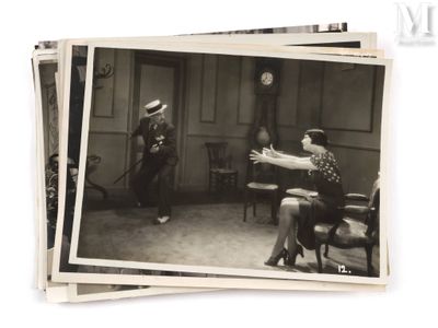 une photo en noir et blanc d'un homme et d'une femme dans un salon