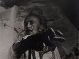 photographie en noir et blanc d'un vieil homme en train de fumer une cigarette