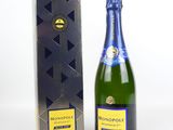 un gros plan sur une bouteille de champagne à côté d'une boîte