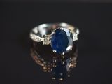une image d'une bague en saphir bleu et diamant