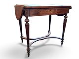 une vieille table en bois avec un plateau en marbre sur fond blanc