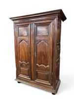 Armoire en noyer mouluré, corniche droite, pieds boule - XVI…