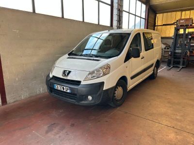 une camionnette blanche garée dans un garage
