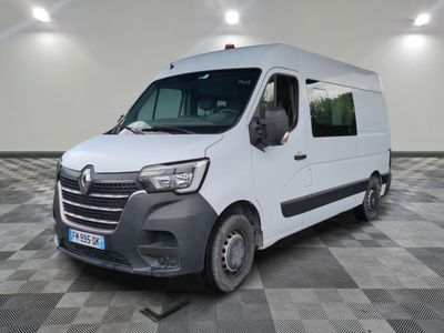 la camionnette blanche est garée dans une grande pièce au sol en damier