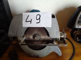 une petite scie circulaire posée sur une table, avec une étiquette de prix accrochée dessus