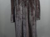 une image d'un manteau de fourrure sur un mannequin