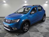 la dacia bleue est garée sur un carrelage à carreaux