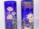deux vases posés l'un à côté de l'autre sur une table
