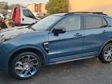 Le SUV bleu est garé sur un parking avec d'autres voitures.