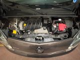 le moteur d'une voiture, le capot ouvert, dans un garage