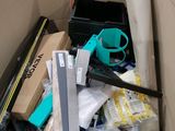 une boîte en carton remplie d'objets hétéroclites dans une pièce
