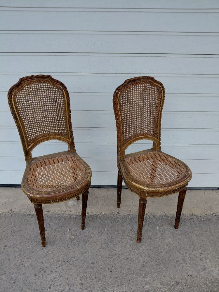 Paire de chaises en bois doré, assise et dossier cannés doré…