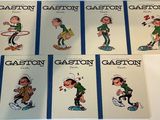 Six livres mettant en scène des personnages de dessins animés sont alignés sur une table