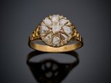 une bague en or avec un diamant blanc au centre